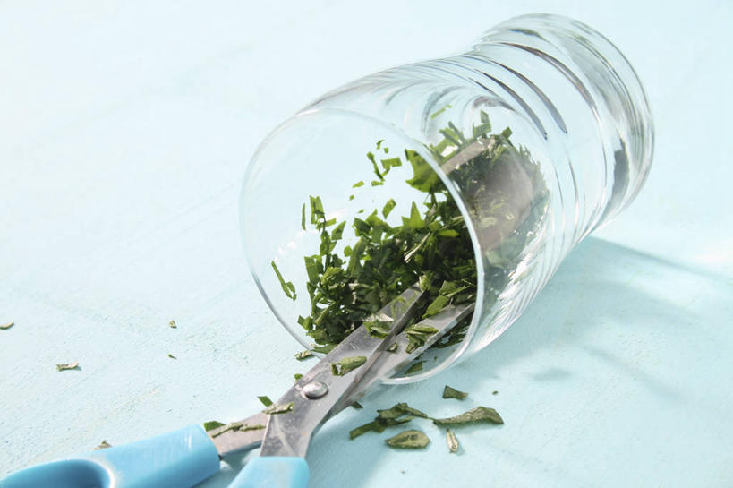 无人,横图,俯视,室内,特写,白天,芹菜,蔬菜,杯子,切开,阴影,蓝色背景,新鲜,反射,影子,勺子,食品,玻璃制品,食物,一个,水杯,调羹,汤匙,切,摄影,有机食品,绿色食品,荷兰芹,欧芹,香芹,影棚,单个,剖面,切面,法香,巴西利,洋香菜,洋芫荽,法国香菜,旱芹菜,番荽,玻璃杯,彩图,高角度拍摄,影棚拍摄,拍摄