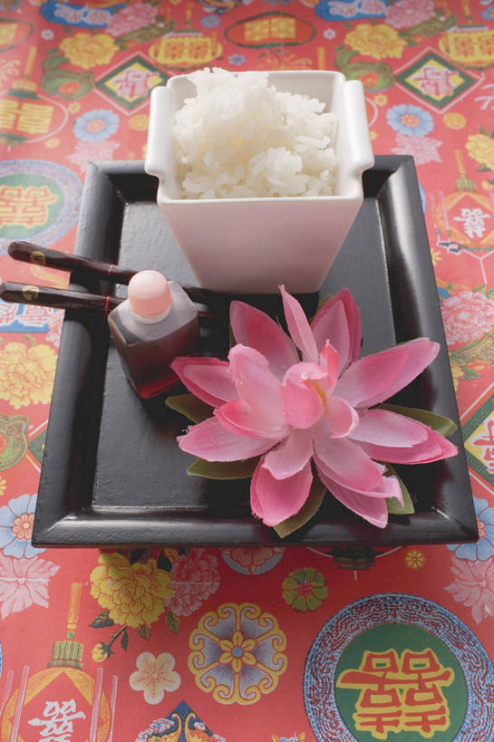 米饭,无人,竖图,俯视,室内,特写,白天,纯洁,筷子,桌面,桌子,莲花,餐具,一双,阴影,盛开,反射,木制,碟子,盘,影子,陶瓷,调料,陶瓷制品,饭,调味品,调味料,花蕾,文化,传统,酱油,花,花瓣,花朵,鲜花,一个,盘子,木制品,容器,碟,碗,花苞,花蕊,单个,储藏,礼节,五谷,富贵,神圣,储存,礼仪,纯净,六月花神,正直,豉油,荷花,六月春,藕花,水芙蓉,进餐用具,彩图,高角度拍摄,贮存