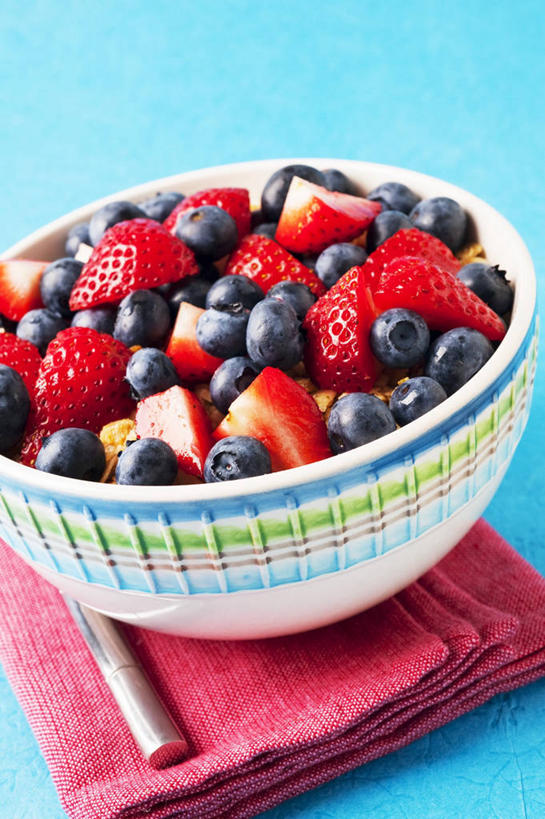 无人,竖图,俯视,室内,特写,白天,早餐,桌面,桌子,草莓,浆果,蓝莓,水果,阴影,花纹,蓝色背景,新鲜,反射,木制,布,图案,影子,陶瓷,谷物,生食,食品,果实,陶瓷制品,布纹,美食,饮食,食物,一个,红色,木制品,容器,碗,保健,摄影,有机食品,绿色食品,影棚,单个,储藏,布匹,麦片,储存,洋莓,水果皇后,山都柿,蓝浆果,蓝靛果,红莓,地莓,彩图,高角度拍摄,影棚拍摄,拍摄,贮存