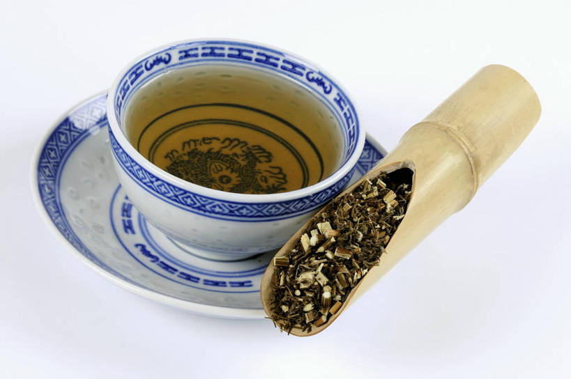 无人,横图,俯视,室内,特写,白天,白色背景,幸福,植物,茶,桌面,桌子,杯子,餐具,阴影,反射,木制,碟子,盘,影子,陶瓷,茶叶,黄草,草药,药草,陶瓷制品,饮品,娱乐,中药,畚箕,一个,盘子,木制品,水杯,碟,花茶,享受,休闲,温馨,放松,乐趣,保健,养生,摄影,影棚,簸箕,单个,艾草,花草茶,舒适,药材,中草药,中药材,本草,香花茶,香片,熏花茶,艾蒿,艾绒,遏草,灸草,香艾,医草,茶杯,彩图,高角度拍摄,影棚拍摄,拍摄
