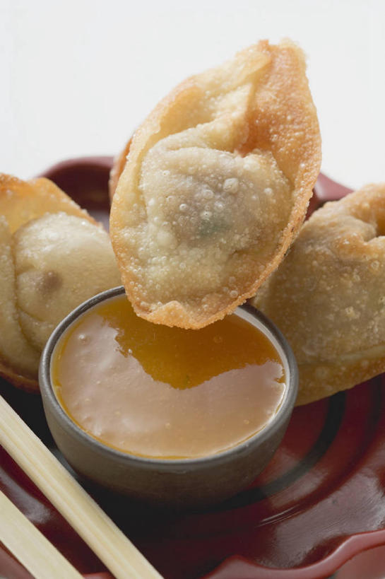 点心,馄饨,面食,无人,竖图,俯视,室内,特写,白天,白色背景,餐桌,筷子,桌子,餐具,一双,阴影,反射,碟子,盘,影子,陶瓷,调料,酱料,酱汁,油炸,佐料,料理,食品,面点,陶瓷制品,调味品,调味料,文化,传统,酱,美食,食物,两个,盘子,容器,碟,碗,中式,摄影,影棚,餐台,储藏,礼节,储存,礼仪,扁肉,进餐用具,彩图,高角度拍摄,影棚拍摄,拍摄,炸馄饨,贮存