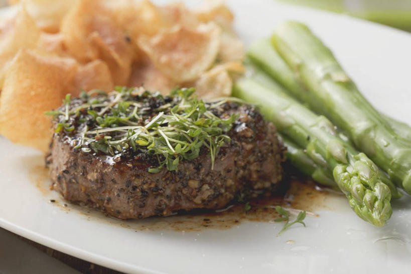 无人,横图,俯视,室内,特写,白天,烹饪,西餐,餐桌,桌子,芦笋,芹菜,蔬菜,土豆,餐具,阴影,朦胧,模糊,新鲜,反射,碟子,盘,影子,绿芦笋,调料,调味,肉,香料,佐料,牛排,牛肉,料理,食品,黑胡椒,调味品,调味料,薯片,菜肴,美食,肉类,食物,一个,盘子,碟,西式,佳肴,有机食品,绿色食品,单个,餐台,配料,肉食,黑椒牛排,馍馍蛋,根芹菜,根洋芹,球根塘蒿,作料,猪尾巴,药芹,药鸡豆子,洋芋,水芹,石刁柏,山药蛋,蚂蚁杆,马铃薯,龙须菜,狼尾巴根,胡椒,旱芹,彩图,高角度拍摄