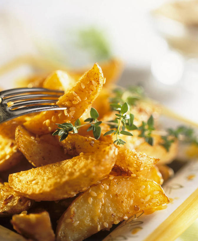 无人,竖图,俯视,室内,特写,白天,烹饪,西餐,餐桌,桌子,餐具,一堆,阴影,堆叠,堆积,朦胧,模糊,芳香,反射,叉子,碟子,盘,影子,芝麻,料理,食品,薯条,菜肴,美食,食物,两个,盘子,碟,快餐,香草,西式,佳肴,餐台,堆,吉祥,百里香,麝香草,西式快餐,垃圾食品,餐叉,如意,勇气,脂麻,胡麻,白麻,巨胜子,勇敢,油麻,地椒,自尊,不屈,平安,进餐用具,彩图,高角度拍摄