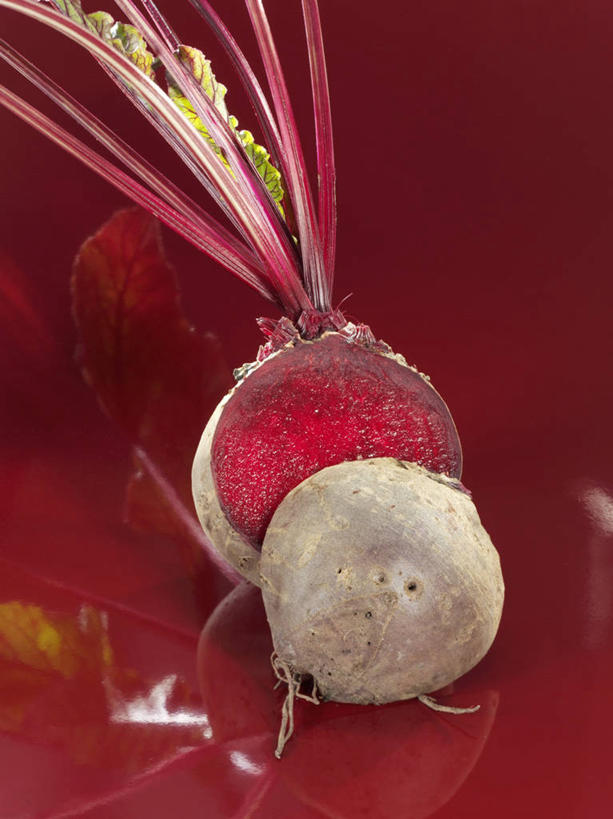 无人,竖图,俯视,室内,特写,白天,餐桌,桌子,蔬菜,切开,阴影,新鲜,反射,影子,食品,甜菜,食物,红色,切,有机食品,绿色食品,餐台,剖面,切面,菾菜,彩图,高角度拍摄