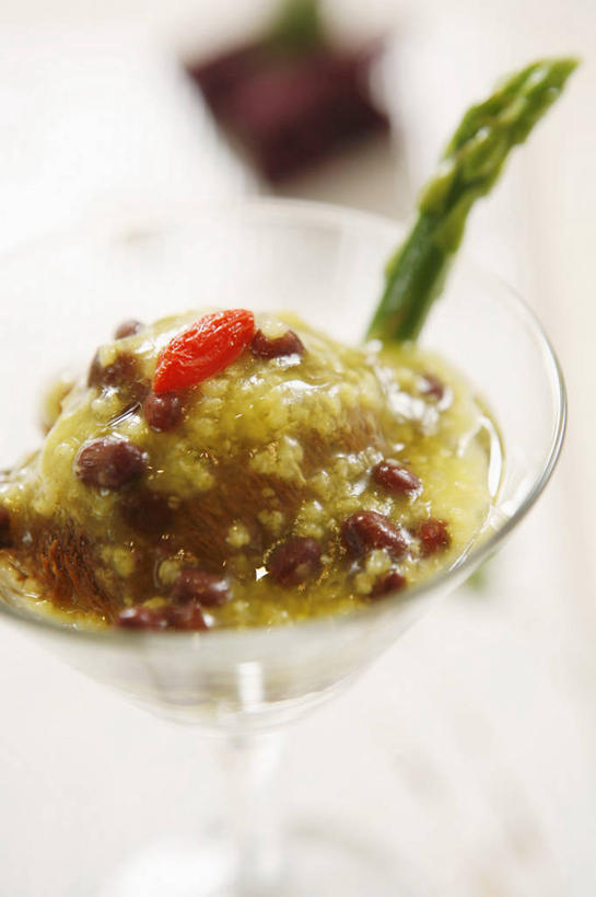 无人,竖图,俯视,室内,特写,白天,烹饪,中餐,早餐,植物,餐桌,桌子,豆,芦笋,蔬菜,一堆,许多,阴影,堆叠,堆积,新鲜,反射,影子,陶瓷,豆类,豆子,谷类,谷物,粥,料理,食品,陶瓷制品,米,大米,菜肴,美食,食物,一个,容器,碗,中式,佳肴,有机食品,绿色食品,单个,餐台,储藏,堆,储存,豆科,猪尾巴,药鸡豆子,石刁柏,蚂蚁杆,龙须菜,狼尾巴根,彩图,高角度拍摄,早饭,糜,贮存