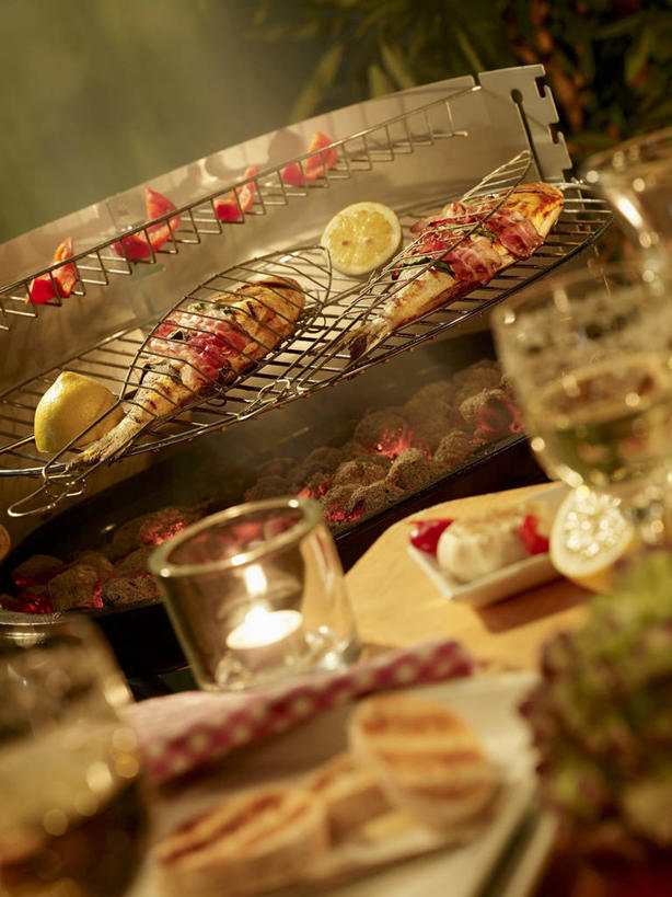 无人,家庭,竖图,俯视,室内,特写,白天,烧烤,智慧,雾,杯子,蜡烛,阴影,沸腾,朦胧,模糊,反射,光线,蒸汽,火焰,影子,烛光,调味,肉,香料,鱼肉,佐料,烤架,水蒸气,烤肉,燃烧,肉类,玻璃制品,水杯,点燃,铁架,鼠尾草,配料,肉食,蒸发,作料,理性,玻璃杯,彩图,高角度拍摄