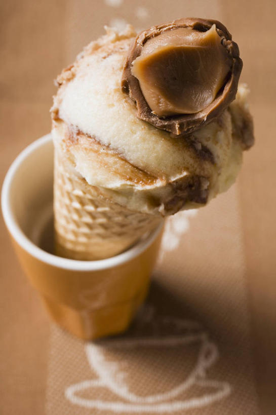 咖啡,无人,竖图,俯视,室内,特写,白天,幸福,桌面,桌子,杯子,阴影,朦胧,模糊,反射,木制,影子,陶瓷,冰激凌,陶瓷制品,清凉,娱乐,饮料,马克杯,木制品,水杯,冷饮,享受,休闲,舒服,温馨,冰淇淋,放松,乐趣,解暑,提神,舒适,解渴,醒脑,雪糕,舒爽,软饮料,冰糕,消暑,彩图,高角度拍摄,焦糖冰激凌