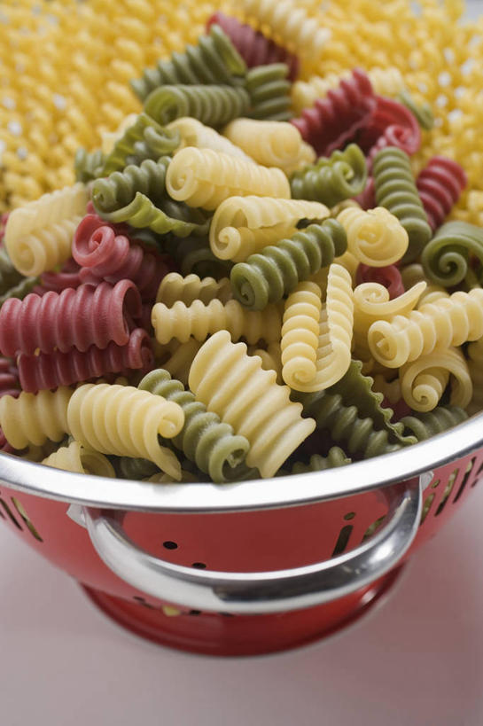 面食,面条,意大利面,无人,竖图,俯视,室内,特写,白天,西餐,一堆,阴影,堆叠,堆积,朦胧,模糊,反射,铁桶,桶,影子,面,料理,食品,食物,一个,黄色,红色,绿色,容器,西式,单个,储藏,堆,螺旋面,储存,彩图,高角度拍摄,贮存