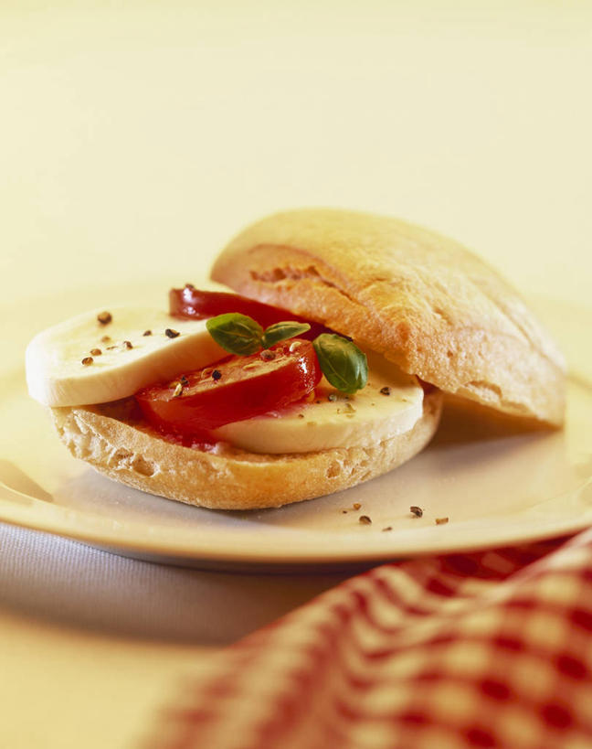 点心,面包,奶酪,无人,竖图,俯视,室内,特写,白天,烹饪,西餐,蔬菜,西红柿,餐具,阴影,黄色背景,新鲜,反射,碟子,盘,影子,干酪,起司,三明治,料理,食品,面点,芝士,营养,菜肴,美食,食物,糕点,盘子,餐巾,碟,快餐,乳酪,西式,摄影,佳肴,有机食品,绿色食品,影棚,乳制品,发酵,西式快餐,三文治,马苏里拉,马苏里拉奶酪,马祖里拉,莫扎雷拉,莫兹瑞拉,莫扎里拉,保洁方巾,口布,拖鞋面包,夏巴塔,意大利拖鞋面包,番茄,彩图,高角度拍摄,影棚拍摄,拍摄