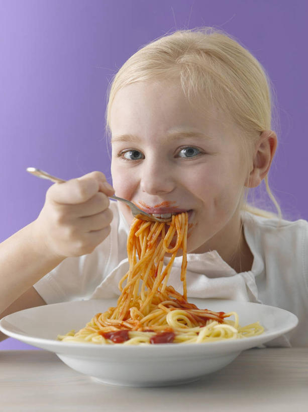 面食,面条,意大利面,西方人,儿童,一个人,坐,吃,竖图,室内,白天,正面,西餐,纯洁,桌面,桌子,餐具,欧洲,欧洲人,仅一个女性,仅一个人,握,紫色背景,服装,木制,叉子,陶瓷,调料,酱料,酱汁,面,茄汁,佐料,料理,食品,陶瓷制品,调味品,拿,调味料,拿着,注视,休闲装,番茄酱,酱,食物,小孩,衣服,木制品,容器,碗,观察,看,仅一个小孩,休闲,休闲服,可爱,童年,童趣,西式,握着,摄影,服饰,影棚,观看,储藏,察看,储存,关注,童真,烂漫,无邪,餐叉,天真,女孩,女人,女性,白种人,孩子,进餐用具,嚼,食,坐着,半身,彩图,影棚拍摄,拍摄,贮存,女生