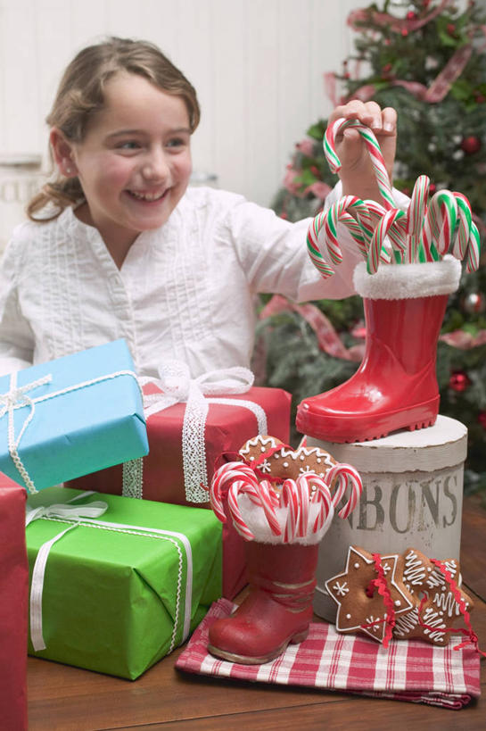 西方人,儿童,一个人,站,笑,微笑,露齿笑,竖图,室内,白天,正面,纯洁,植物,桌面,桌子,礼盒,礼物,鞋子,照明,欧洲,圣诞节,欧洲人,仅一个女性,仅一个人,握,服装,节日,庆祝,装饰,环绕,缠绕,木制,彩灯,挂饰,纸盒,灯光,圣诞树,圣诞球,拿,拿着,注视,休闲装,文化,靴子,灯,盒子,球,树,树木,小孩,衣服,绿色,自然,包装盒,餐巾,木制品,礼品盒,灯具,观察,看,站着,仅一个小孩,庆典,休闲,球体,休闲服,可爱,童年,童趣,握着,服饰,花灯,礼品,生长,成长,观看,纪念,华丽,修饰,照亮,点缀,察看,照明设备,关注,牛仔靴,纠缠,童真,烂漫,无邪,衬托,美观,雅致,雅观,保洁方巾,口布,天真,女孩,女人,女性,白种人,孩子,站立,半身,彩图,女生