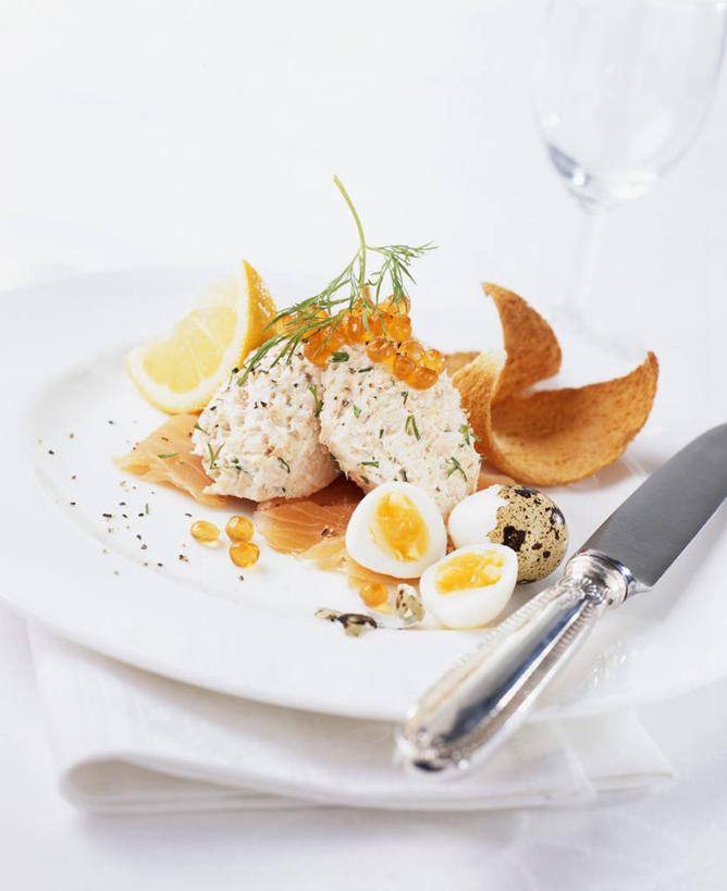 三文鱼,无人,竖图,俯视,室内,特写,白天,白色背景,烹饪,西餐,餐桌,桌子,鲑鱼,柠檬,餐具,水果,阴影,朦胧,模糊,新鲜,反射,碟子,工具,盘,影子,蛋,生食,料理,食品,果实,刀具,鹌鹑蛋,菜肴,美食,食物,盘子,碟,刀,西式,摄影,佳肴,有机食品,绿色食品,影棚,餐台,大马哈鱼,餐刀,撒蒙鱼,萨门鱼,冰海之皇,鲑,马哈鱼,麻哈鱼,大麻哈鱼,卵,鹌鹑卵,鹑鸟蛋,益母果,柠果,彩图,高角度拍摄,影棚拍摄,拍摄