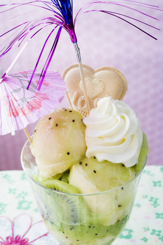 点心,无人,竖图,俯视,室内,特写,白天,爱情,桌面,桌子,猕猴桃,杯子,水果,阴影,紫色背景,爱心,新鲜,反射,木制,影子,生食,食品,冰激凌,果实,曲奇,浪漫,清凉,玻璃制品,食物,木制品,水杯,饼干,冷饮,零食,舒服,温暖,温馨,心形,冰淇淋,恩爱,摄影,有机食品,绿色食品,影棚,解暑,和睦,解渴,雪糕,曲奇饼,曲奇饼干,舒爽,冰糕,消暑,心型,玻璃杯,奇异果,猕猴梨,彩图,高角度拍摄,影棚拍摄,拍摄,融洽