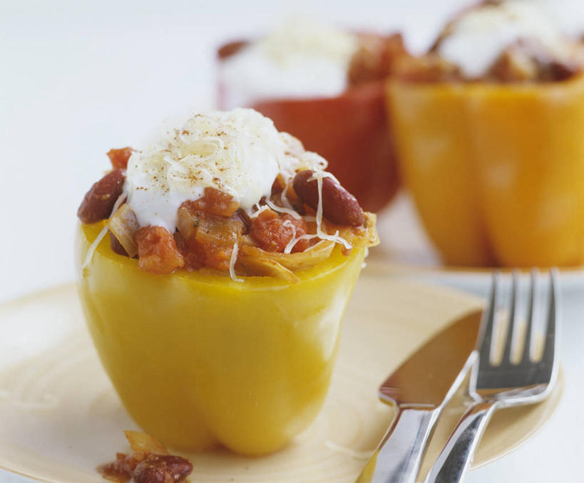 奶酪,无人,横图,俯视,室内,特写,白天,白色背景,餐桌,桌子,辣椒,蔬菜,餐具,阴影,朦胧,模糊,新鲜,反射,叉子,刀叉,刀子,影子,干酪,起司,食品,芝士,营养,食物,乳酪,摄影,有机食品,绿色食品,影棚,餐台,乳制品,餐刀,发酵,彩椒,餐叉,辣角,红海椒,大椒,辣虎,广椒,进餐用具,甜椒,柿子椒,辣子,海椒,番椒,灯笼椒,彩图,高角度拍摄,影棚拍摄,拍摄