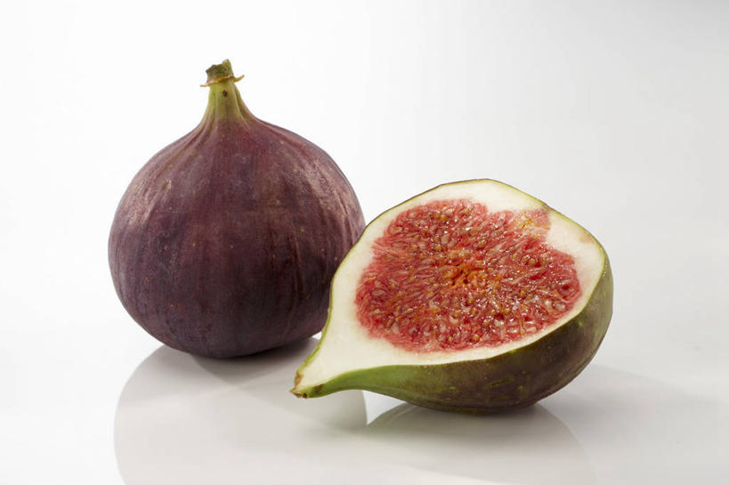 无人,横图,俯视,室内,特写,白天,白色背景,餐桌,桌子,无花果,水果,切开,阴影,新鲜,反射,影子,生食,食品,果实,食物,切,摄影,有机食品,绿色食品,影棚,餐台,剖面,切面,映日果,树地瓜,奶浆果,蜜果,彩图,高角度拍摄,影棚拍摄,拍摄