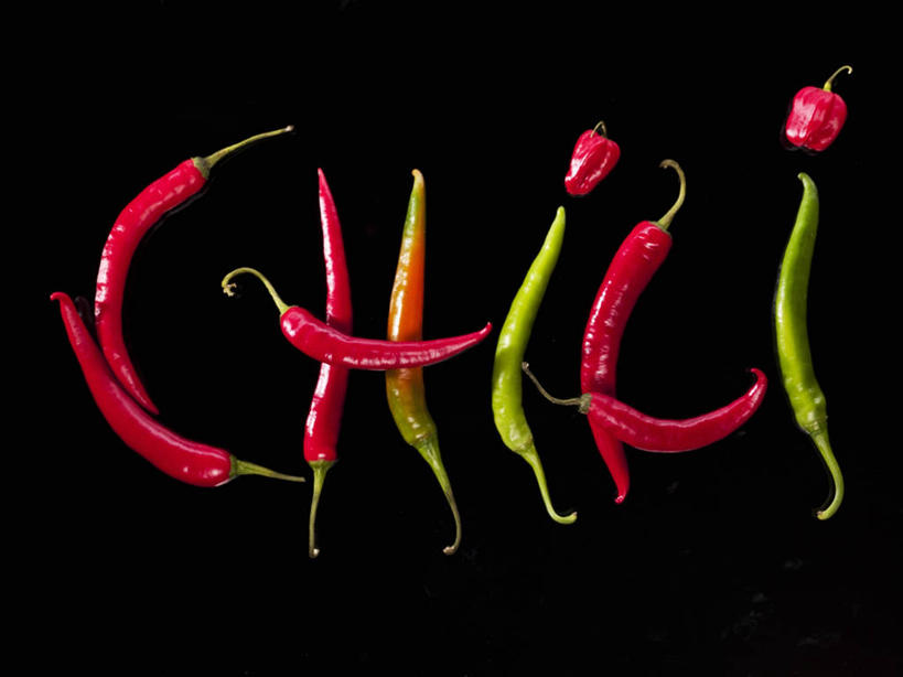 无人,横图,俯视,室内,特写,白天,辣椒,蔬菜,一排,许多,阴影,黑色背景,新鲜,整齐,反射,英文,标志,文字,影子,字符,字母,食品,标识,食物,排列,摄影,有机食品,绿色食品,影棚,英文字母,队列,彩椒,辣角,红海椒,大椒,辣虎,广椒,甜椒,柿子椒,辣子,海椒,番椒,灯笼椒,彩图,高角度拍摄,影棚拍摄,拍摄