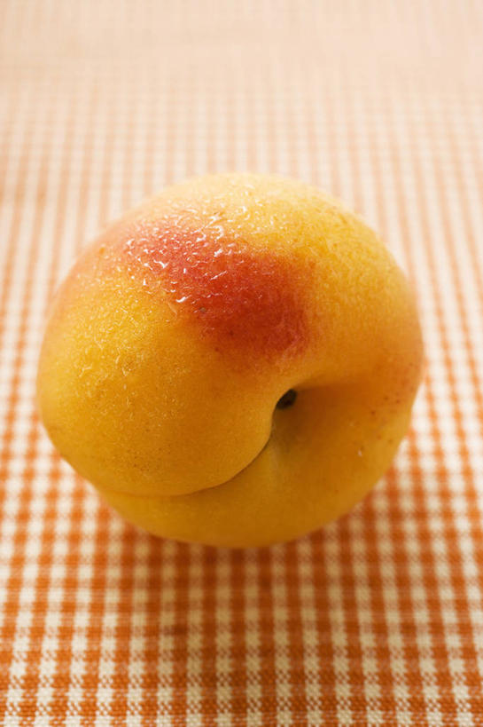 无人,竖图,俯视,室内,特写,白天,水,桌面,桌子,杏,水果,阴影,朦胧,模糊,新鲜,反射,木制,布料,方格,格子,液体,影子,水滴,生食,食品,果实,布纹,桌布,食物,一个,餐巾,木制品,台布,橙色,有机食品,绿色食品,单个,杏果,杏子,彩图,高角度拍摄