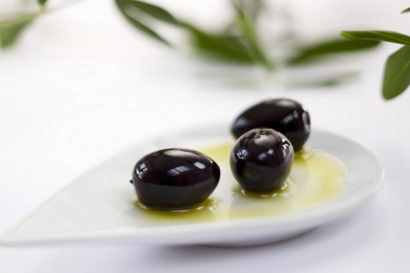 无人,横图,俯视,室内,特写,白天,白色背景,餐桌,桌子,橄榄,餐具,水果,叶子,阴影,朦胧,模糊,新鲜,反射,碟子,盘,影子,生食,食用油,油,橄榄油,食品,果实,绿叶,食物,三个,盘子,碟,嫩叶,摄影,有机食品,绿色食品,影棚,餐台,黑橄榄,乌橄榄,乌榄,植物油,油橄榄,叶,叶片,青果,白榄,彩图,高角度拍摄,影棚拍摄,拍摄