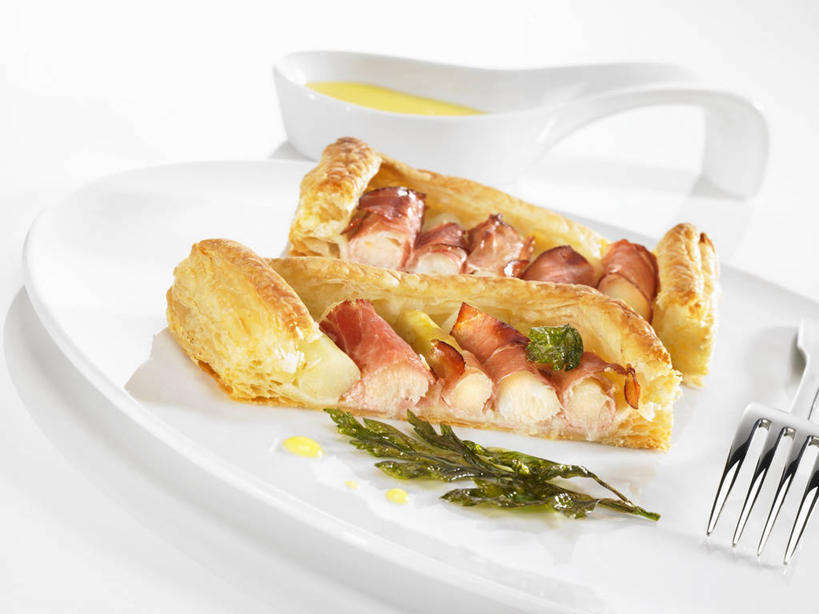 点心,面包,无人,横图,俯视,室内,特写,白天,白色背景,餐桌,桌子,芦笋,蔬菜,餐具,阴影,新鲜,反射,叉子,碟子,盘,影子,绿芦笋,调料,酱料,酱汁,肉,佐料,食品,面点,调味品,调味料,培根,猪肉,酱,辣酱,肉类,食物,糕点,盘子,碟,摄影,有机食品,绿色食品,影棚,餐台,辣椒酱,肉食,餐叉,豚肉,进餐用具,猪尾巴,药鸡豆子,石刁柏,蚂蚁杆,龙须菜,狼尾巴根,彩图,高角度拍摄,影棚拍摄,拍摄,烟肉,腌熏