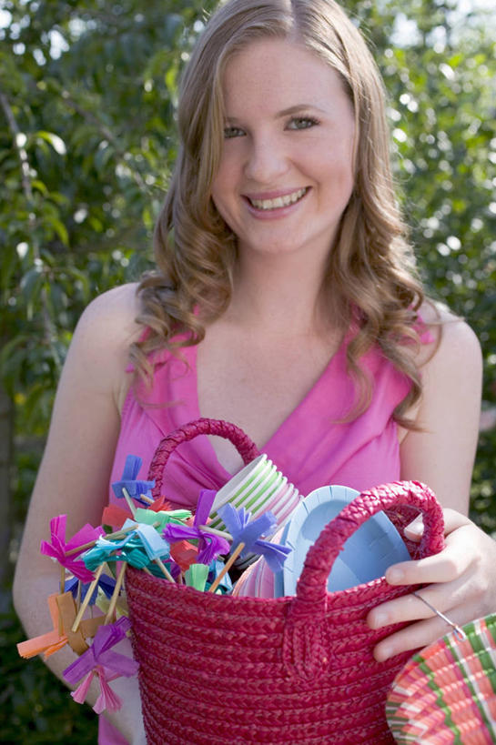 西方人,一个人,站,笑,交叉,微笑,露齿笑,竖图,室外,白天,正面,植物,竹子,照明,欧洲,欧洲人,仅一个年轻女性,仅一个女性,仅一个人,握,竹制,服装,编织,背心,灯笼,篮子,纸灯笼,拿,拿着,注视,树,树木,衣服,绿色,自然,竹篮,灯具,观察,看,站着,握着,服饰,生长,成长,观看,竹条,交织,照亮,察看,竹制品,衣着,照明设备,穿着,关注,衣饰,穿插,年轻女性,女人,女性,白种人,站立,半身,彩图