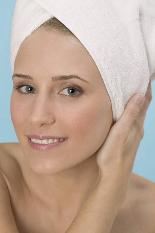 西方人,脸,头,脸颊,手,一个人,笑,摸,微笑,露齿笑,竖图,室内,特写,白天,正面,欧洲,欧洲人,仅一个年轻女性,仅一个女性,仅一个人,抚摸,蓝色背景,纺织物,注视,肩膀,毛巾,观察,看,清洁,手部,摄影,影棚,观看,保暖,单手,察看,关注,透气,防水,储水,耐磨,吸水,年轻女性,女人,女性,白种人,头部,脸部,脸蛋,面部,触摸,接触,半身,彩图,影棚拍摄,拍摄