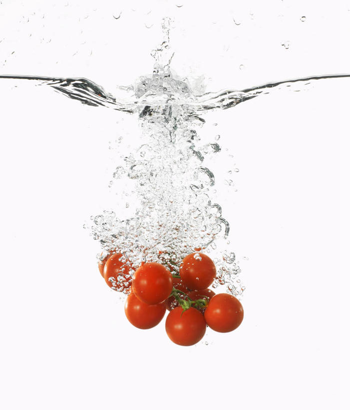 无人,竖图,室内,特写,白天,白色背景,正面,水,餐桌,桌子,蔬菜,西红柿,小番茄,许多,阴影,飞溅,新鲜,溅,反射,液体,影子,水滴,食品,水珠,食物,摄影,有机食品,绿色食品,影棚,餐台,喷洒,下降,降落,降低,下跌,下落,小西红柿,樱桃小番茄,珍珠小番茄,樱桃番茄,圣女果,番茄,彩图,影棚拍摄,拍摄