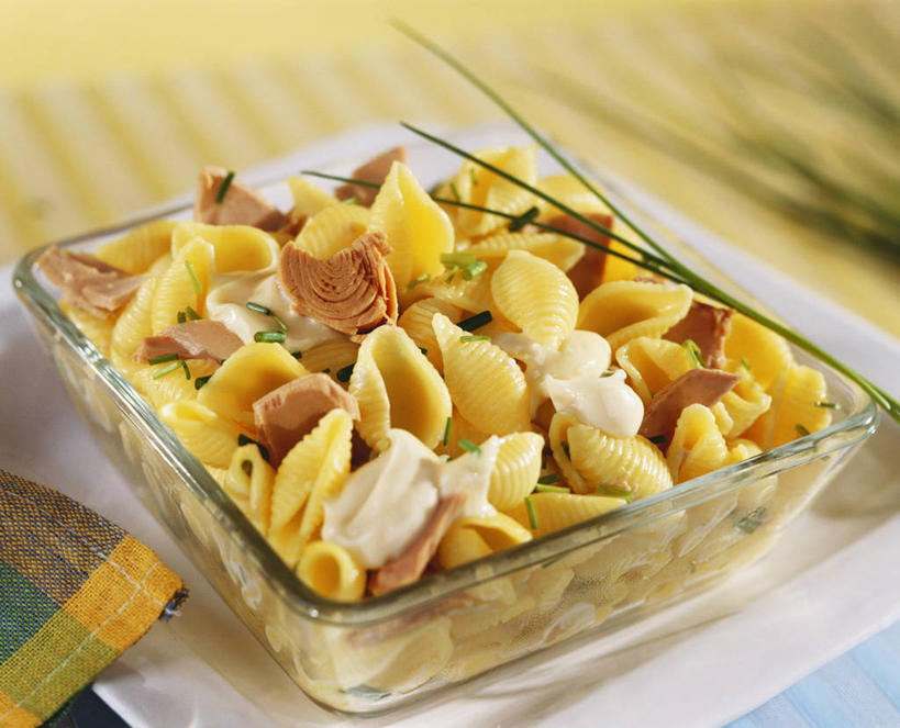 面食,面条,意大利面,无人,横图,俯视,室内,特写,白天,西餐,桌面,桌子,玻璃,阴影,朦胧,模糊,反射,木制,影子,面,肉,鱼肉,料理,食品,鲔鱼,金枪鱼,肉类,玻璃制品,食物,一个,餐巾,木制品,容器,碗,西式,单个,储藏,贝壳面,吞拿鱼,储存,肉食,保洁方巾,口布,彩图,高角度拍摄,贮存