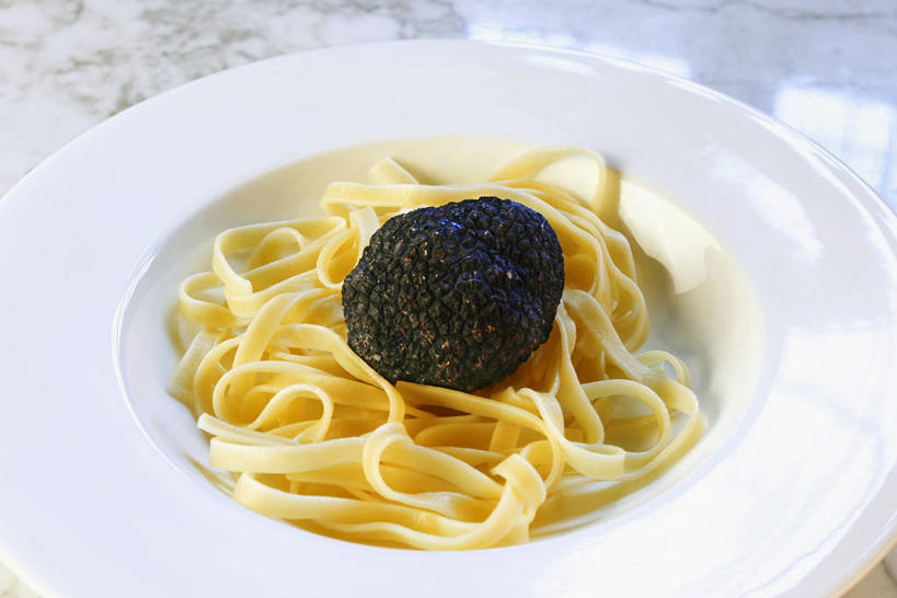 面食,面条,意大利面,无人,横图,俯视,室内,特写,白天,西餐,桌面,桌子,蔬菜,阴影,新鲜,反射,影子,陶瓷,大理石,菌菇,面,料理,食品,陶瓷制品,松露,菌类,食物,一个,容器,碗,食用菌,西式,有机食品,绿色食品,单个,储藏,储存,大理石制品,黑松露,彩图,高角度拍摄,贮存