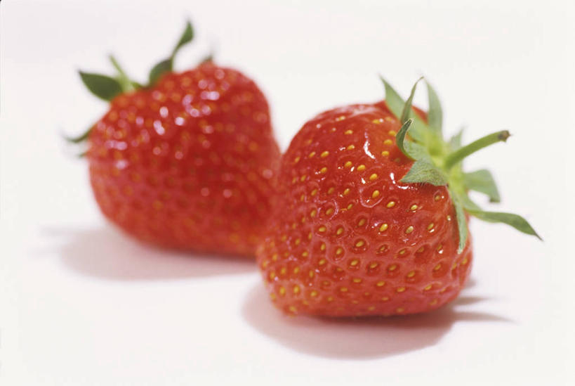 无人,横图,俯视,室内,特写,白天,白色背景,餐桌,桌子,草莓,浆果,水果,叶子,阴影,新鲜,反射,影子,生食,食品,果实,绿叶,食物,两个,嫩叶,摄影,有机食品,绿色食品,影棚,餐台,叶,叶片,洋莓,水果皇后,红莓,地莓,彩图,高角度拍摄,影棚拍摄,拍摄