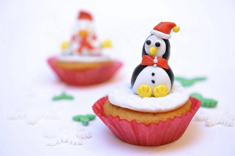 点心,无人,横图,俯视,室内,特写,白天,白色背景,下午茶,游戏,雪,大雪,餐桌,桌子,企鹅,野生动物,帽子,圣诞节,阴影,节日,朦胧,模糊,庆祝,反射,影子,积雪,雪景,雪人,冬季,冬天,食品,玩,文化,娱乐,松饼,食物,糕点,两个,红色,动物,庆典,休闲,圣诞帽,寒冷,可爱,摄影,活泼,影棚,餐台,活动,纪念,发泄,消遣,智力,宣泄,棉帽,严寒,玛芬蛋糕,玩耍,嬉戏,彩图,高角度拍摄,影棚拍摄,拍摄,蓝莓松饼,拟人