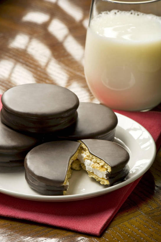 点心,牛奶,无人,竖图,俯视,室内,特写,白天,桌面,桌子,杯子,餐具,切开,阴影,反射,木制,碟子,盘,影子,食品,糖,糖果,甜点,甜品,饮品,曲奇,营养,玻璃制品,食物,饮料,盘子,餐巾,木制品,水杯,碟,饼干,甜食,零食,巧克力,切,朱古力,乳制品,奶,牛乳,剖面,曲奇饼,曲奇饼干,切面,巧克力曲奇,安神,保洁方巾,口布,玻璃杯,彩图,高角度拍摄