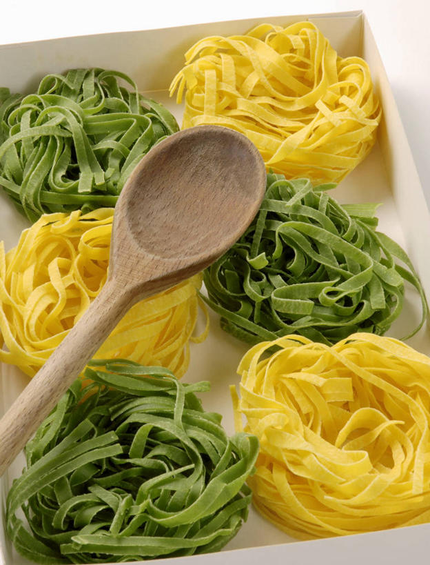 面食,面条,意大利面,无人,竖图,俯视,室内,特写,白天,白色背景,西餐,餐桌,桌子,一把,许多,阴影,反射,影子,勺子,陶瓷,面,料理,食品,陶瓷制品,食物,黄色,绿色,容器,调羹,汤匙,碗,西式,摄影,影棚,餐台,储藏,储存,彩图,高角度拍摄,影棚拍摄,拍摄,贮存