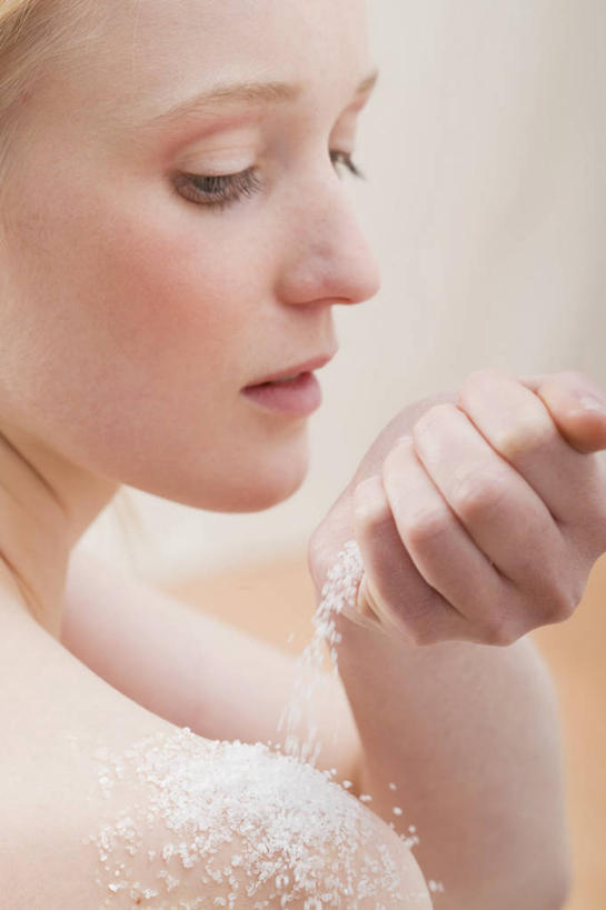 西方人,脸,头,脸颊,手,一个人,站,竖图,俯视,室内,特写,白天,化妆,美容,欧洲,欧洲人,仅一个年轻女性,仅一个女性,仅一个人,护肤,握,朦胧,模糊,墙,拿,拿着,扭头,注视,裸露,肩膀,墙壁,墙面,白色,洗浴用品,观察,看,清洁,站着,转头,保养,享受,休闲,手部,放松,握着,保健,赤裸,观看,单手,察看,浴盐,护肤品,关注,裸,护肤用品,舒缓,养颜,去污,紧肤,嫩肤,年轻女性,女人,女性,白种人,头部,脸部,脸蛋,面部,洗涤,站立,半身,彩图,高角度拍摄