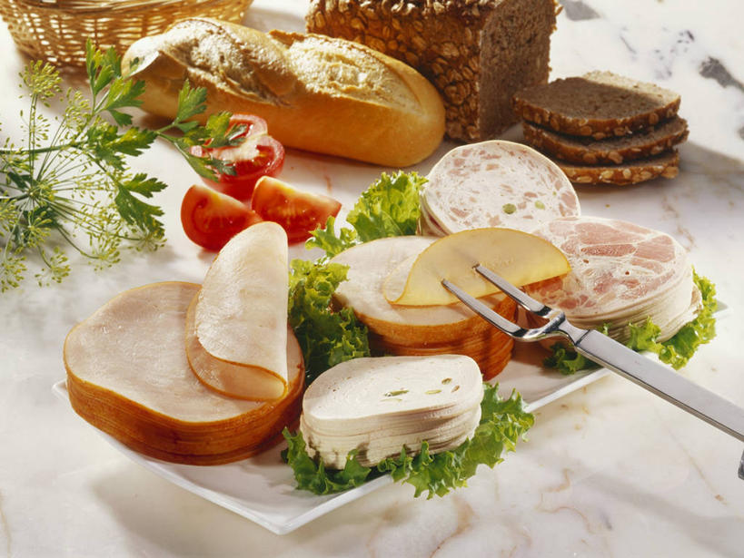 点心,奶酪,无人,横图,俯视,室内,特写,白天,白色背景,餐桌,桌子,蔬菜,西红柿,餐具,阴影,新鲜,反射,叉子,碟子,盘,影子,干酪,起司,食品,芝士,营养,食物,盘子,碟,饼干,零食,乳酪,摄影,有机食品,绿色食品,影棚,餐台,乳制品,发酵,餐叉,进餐用具,番茄,彩图,高角度拍摄,影棚拍摄,拍摄