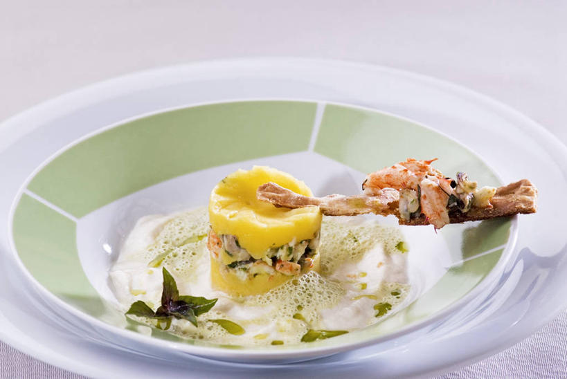 无人,横图,俯视,室内,特写,白天,白色背景,餐桌,桌子,红薯,蔬菜,餐具,阴影,新鲜,反射,碟子,盘,影子,陶瓷,花菜,花椰菜,西兰花,虾,食品,陶瓷制品,食物,盘子,容器,碟,碗,摄影,有机食品,绿色食品,影棚,餐台,储藏,椰菜花,储存,斑节对虾,斑节虾,日本对虾,竹节虾,甘蓝花,山芋,甘薯,番薯,地瓜,彩图,高角度拍摄,影棚拍摄,拍摄,贮存