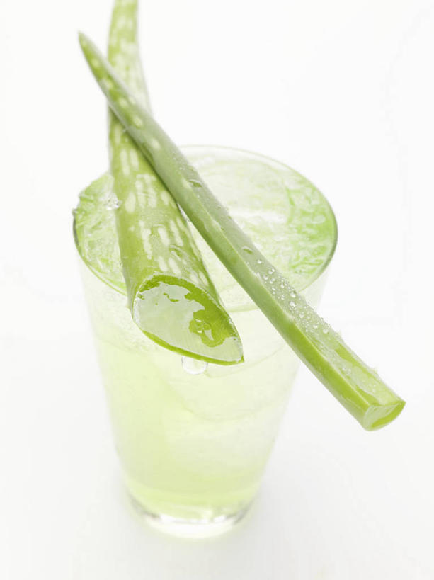 果汁,无人,竖图,俯视,室内,特写,白天,白色背景,餐桌,桌子,芦荟,杯子,阴影,反射,影子,冰,冰块,饮品,冷冻,玻璃制品,饮料,一个,水杯,寒冷,摄影,影棚,冷藏,单个,餐台,冰冷,可口,保鲜,罗帷草,讷会,奴会,象鼻莲,象胆,适口,玻璃杯,彩图,高角度拍摄,影棚拍摄,拍摄,油葱