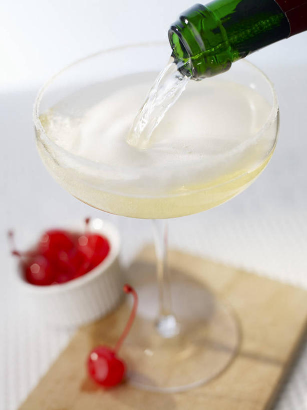 葡萄酒,无人,竖图,俯视,室内,特写,白天,白色背景,奢侈,快乐,餐桌,桌子,樱桃,杯子,水果,阴影,朦胧,模糊,新鲜,反射,高脚杯,影子,陶瓷,生食,食品,果实,陶瓷制品,浪漫,红酒瓶,玻璃制品,酒,酒瓶,食物,饮料,玻璃瓶,酒杯,瓶子,容器,碗,香槟,诱惑,摄影,有机食品,绿色食品,影棚,餐台,储藏,葡萄酒瓶,储存,香槟杯,气泡酒,起泡酒,汽酒,玻璃杯,樱珠,莺桃,英桃,楔桃,牛桃,荆桃,彩图,高角度拍摄,影棚拍摄,高兴,欢笑,拍摄,贮存