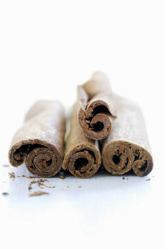 无人,竖图,俯视,室内,特写,白天,白色背景,餐桌,桌子,一排,阴影,朦胧,模糊,整齐,反射,影子,调味,香料,佐料,肉桂,排列,四个,摄影,影棚,餐台,堆,配料,队列,桂皮,作料,官桂,牡桂,筒桂,香桂,玉桂,彩图,高角度拍摄,影棚拍摄,拍摄