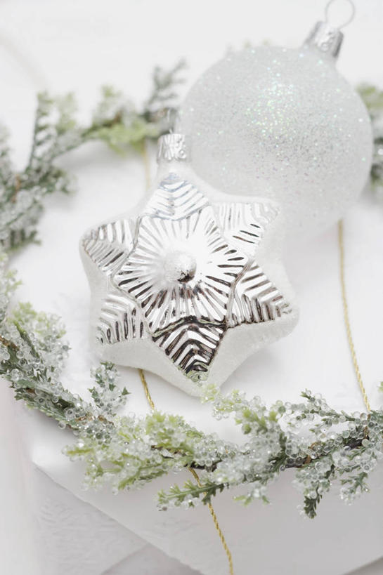 无人,竖图,俯视,室内,特写,白天,白色背景,餐桌,桌子,圣诞节,阴影,节日,庆祝,装饰,反射,挂饰,花环,影子,圣诞球,文化,球,庆典,球体,摄影,影棚,餐台,纪念,华丽,修饰,圣诞花环,点缀,衬托,美观,雅致,雅观,圣诞圈,彩图,高角度拍摄,影棚拍摄,拍摄