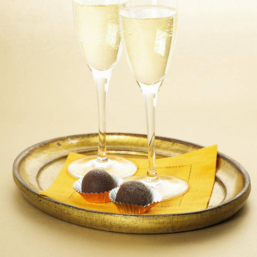 葡萄酒,无人,方图,俯视,室内,特写,白天,奢侈,快乐,杯子,餐具,阴影,黄色背景,反射,碟子,高脚杯,盘,影子,食品,糖,糖果,甜点,甜品,浪漫,玻璃制品,酒,食物,饮料,两个,盘子,餐巾,酒杯,碟,甜食,巧克力,香槟,诱惑,摄影,影棚,朱古力,香槟杯,气泡酒,起泡酒,汽酒,保洁方巾,口布,玻璃杯,彩图,高角度拍摄,影棚拍摄,高兴,欢笑,拍摄