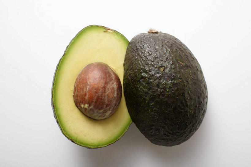 无人,横图,俯视,室内,特写,白天,白色背景,餐桌,桌子,水果,切开,阴影,新鲜,反射,影子,生食,食品,果实,食物,一个,酪梨,切,鳄梨,摄影,有机食品,绿色食品,影棚,单个,餐台,油梨,剖面,切面,樟梨,牛油果,彩图,高角度拍摄,影棚拍摄,拍摄