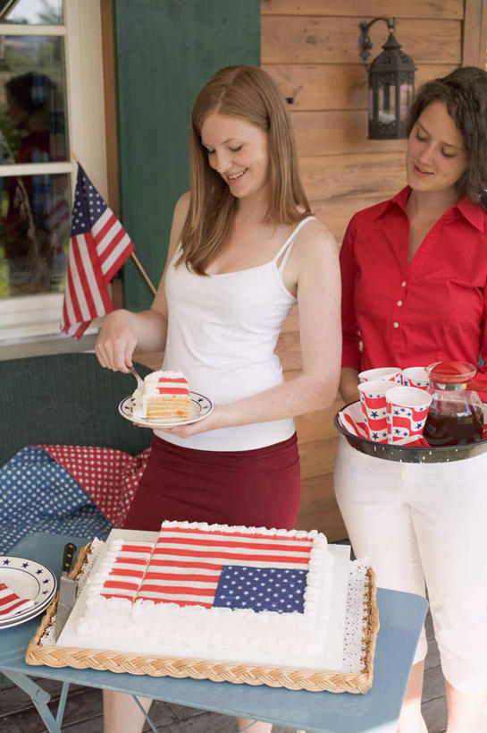 点心,西方人,两个人,伙伴,朋友,家,站,捧,竖图,室内,白天,正面,下午茶,友谊,窗户,餐具,旗帜,国旗,吊带,欧洲,欧洲人,握,服装,碟子,盘,房屋,屋子,公寓,食品,拿,拿着,注视,吊带衫,洋房,楼房,星条旗,玻璃窗,住宅,食物,糕点,衣服,盘子,碟,低头,观察,看,站着,握着,美国国旗,服饰,观看,察看,衣着,穿着,关注,衣饰,友情,年轻女性,女人,女性,白种人,旗,端,端着,捧着,手捧,站立,半身,彩图,房子,美利坚合众国国旗,蛋糕