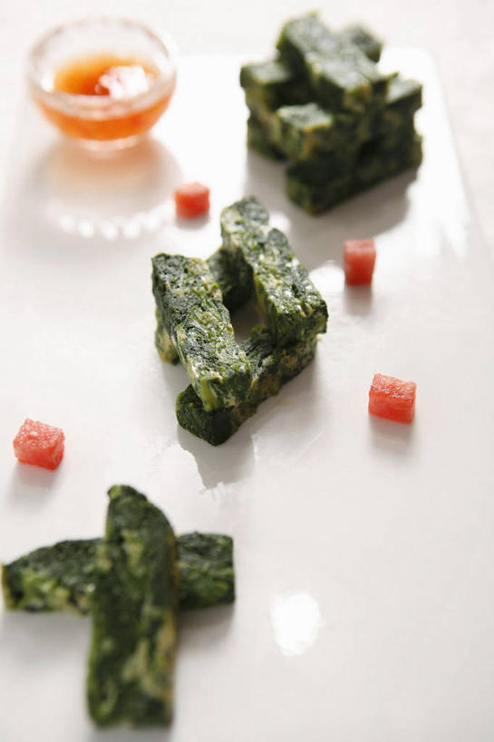 无人,竖图,俯视,室内,特写,白天,白色背景,桌面,桌子,菠菜,蔬菜,玻璃,阴影,新鲜,反射,木制,影子,食品,玻璃制品,食物,一个,木制品,容器,碗,摄影,有机食品,绿色食品,影棚,单个,储藏,储存,鹦鹉菜,鼠根菜,角菜,红嘴绿鹦哥,赤根菜,菠薐菜,波斯草,彩图,高角度拍摄,影棚拍摄,拍摄,贮存