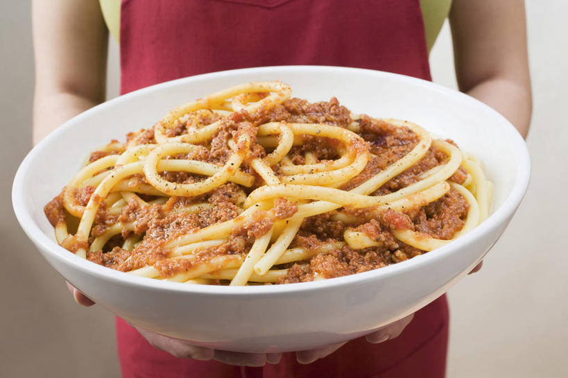 面食,通心粉,西方人,一个人,站,横图,俯视,室内,特写,白天,白色背景,西餐,欧洲,欧洲人,仅一个年轻女性,仅一个女性,仅一个人,握,服装,围裙,陶瓷,调料,酱料,酱汁,面,肉,通心面,佐料,料理,食品,陶瓷制品,调味品,拿,调味料,拿着,休闲装,酱,肉类,食物,一个,衣服,红色,容器,碗,站着,休闲,休闲服,西式,握着,摄影,服饰,影棚,单个,储藏,储存,肉食,年轻女性,女人,女性,白种人,站立,半身,彩图,高角度拍摄,影棚拍摄,拍摄,贮存