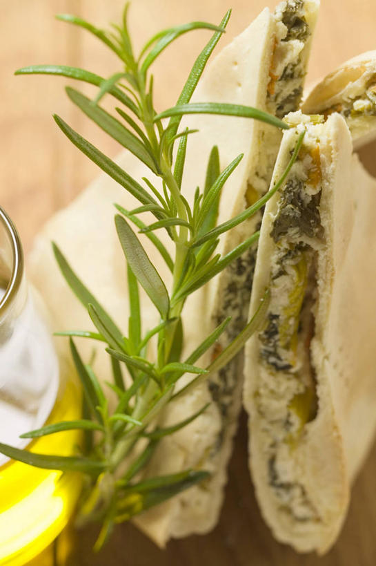 点心,奶酪,无人,竖图,俯视,室内,特写,白天,下午茶,桌面,桌子,菠菜,蔬菜,叶子,阴影,新鲜,反射,木制,影子,食用油,油,干酪,橄榄油,起司,食品,绿叶,芝士,营养,玻璃制品,食物,糕点,一个,玻璃瓶,木制品,瓶子,嫩叶,乳酪,有机食品,绿色食品,单个,迷迭香,乳制品,发酵,植物油,海洋之露,叶,叶片,鹦鹉菜,鼠根菜,角菜,红嘴绿鹦哥,赤根菜,菠薐菜,波斯草,彩图,高角度拍摄,蛋糕