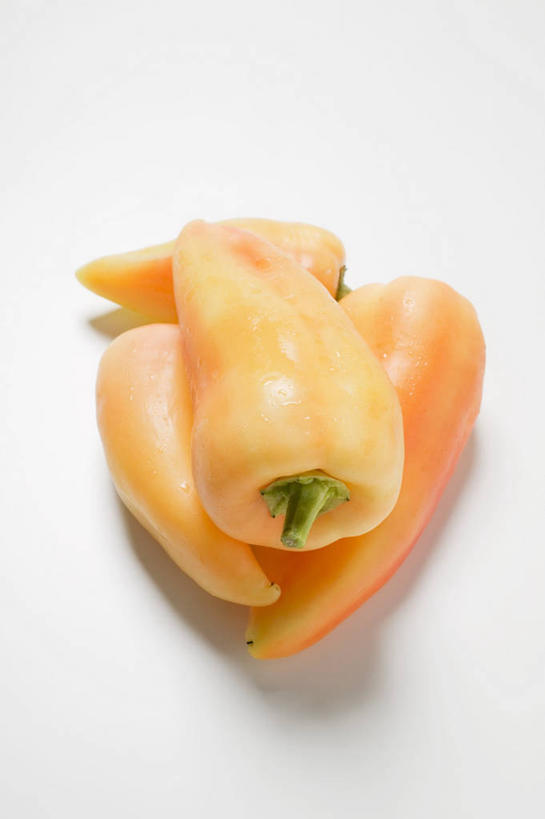 无人,竖图,俯视,室内,特写,白天,白色背景,桌面,桌子,辣椒,蔬菜,阴影,新鲜,反射,木制,影子,食品,食物,木制品,四个,橙色,摄影,有机食品,绿色食品,影棚,彩椒,辣角,红海椒,大椒,辣虎,广椒,甜椒,柿子椒,辣子,海椒,番椒,灯笼椒,彩图,高角度拍摄,影棚拍摄,拍摄