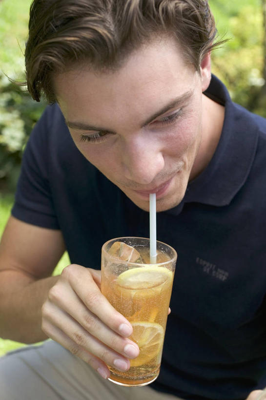 西方人,一个人,坐,竖图,室外,白天,正面,幸福,植物,茶,杯子,欧洲,欧洲人,仅一个男性,仅一个人,喝,握,服装,塑料,冰,冰块,茶叶,拿,拿着,注视,休闲装,娱乐,冷冻,玻璃制品,树,树木,仅一个年轻男性,一个,衣服,绿色,黑色,自然,水杯,塑料制品,吸管,观察,看,享受,休闲,温馨,休闲服,放松,寒冷,乐趣,握着,服饰,生长,冷藏,单个,成长,观看,察看,冰冷,空心,提神,舒适,关注,醒脑,饮管,保鲜,男人,男性,年轻男性,白种人,玻璃杯,坐着,半身,彩图,圆柱状