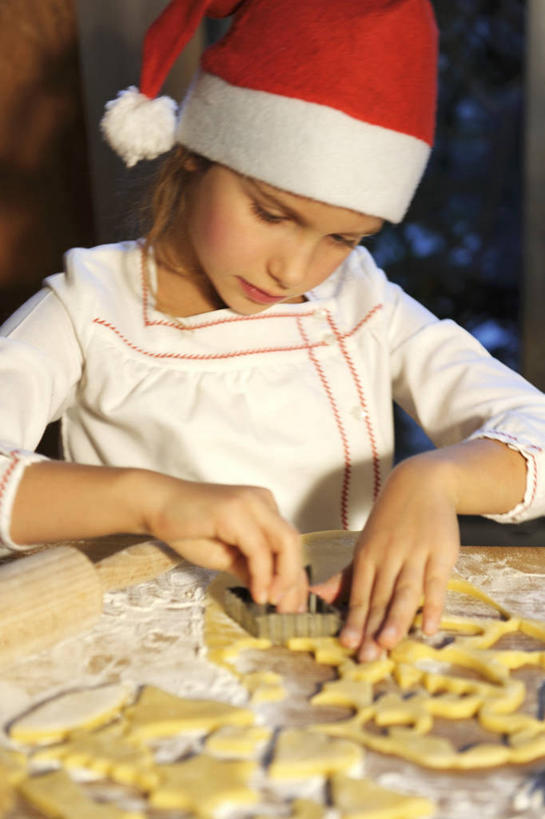 点心,西方人,儿童,一个人,坐,竖图,室内,白天,白色背景,正面,纯洁,桌面,桌子,帽子,欧洲,圣诞节,欧洲人,仅一个女性,仅一个人,握,阴影,服装,节日,庆祝,反射,木制,粉末,影子,面粉,食品,曲奇,拿,粮食,拿着,注视,休闲装,文化,食物,小孩,衣服,红色,木制品,饼干,零食,低头,观察,看,仅一个小孩,庆典,休闲,休闲服,圣诞帽,粉,可爱,童年,童趣,握着,摄影,服饰,影棚,观看,纪念,农产品,察看,关注,曲奇饼,童真,曲奇饼干,烂漫,无邪,原材料,棉帽,粉状,垂头,天真,女孩,女人,女性,白种人,孩子,坐着,半身,彩图,影棚拍摄,拍摄,女生