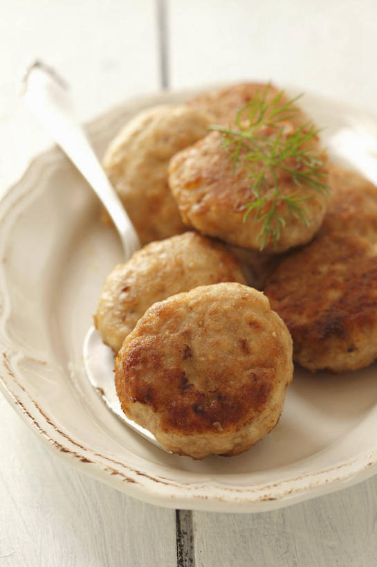 无人,竖图,俯视,室内,特写,白天,桌面,桌子,餐具,金属制品,阴影,反射,金属,木制,碟子,盘,影子,勺子,鸡肉,肉,肉类,一个,盘子,木制品,调羹,碟,汤匙,单个,肉食,彩图,高角度拍摄