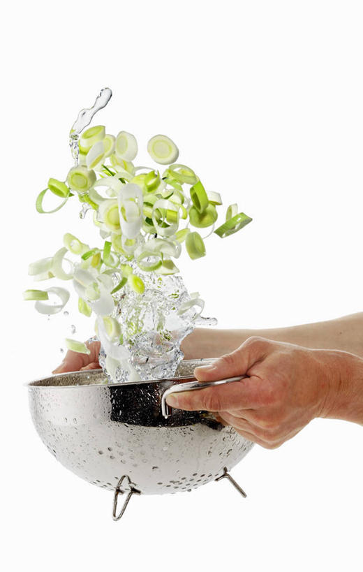 西方人,手,一个人,站,竖图,室内,特写,白天,白色背景,正面,蔬菜,金属制品,欧洲,欧洲人,双手,仅一个男性,仅一个人,握,飞溅,新鲜,溅,金属,滤器,液体,勺子,水滴,葱,青葱,食品,拿,拿着,水珠,食物,仅一个年轻男性,一个,站着,手部,握着,摄影,有机食品,绿色食品,影棚,单个,喷洒,漏勺,男人,男性,年轻男性,白种人,站立,半身,彩图,影棚拍摄,拍摄